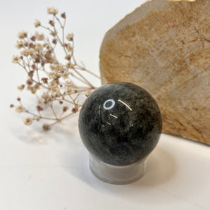 Gartenquarz Kugel – Welten in dir