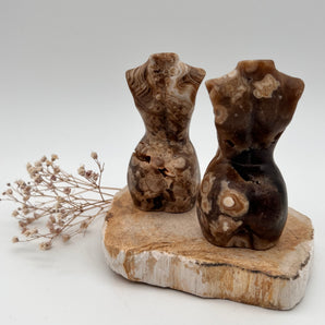 Chocolate Calcit Göttinnenfigur – Erdung, Geborgenheit & kreative Kraft