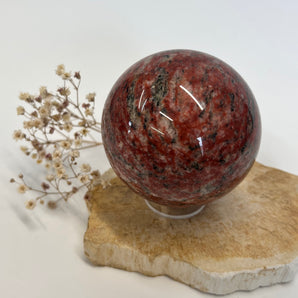 Rote Marmor Kugel – Ruhe, Kraft & Rückverbindung