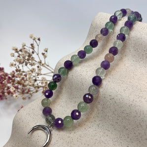 Lunar Clarity – Kette mit Fluorit, Amethyst & Mondsichelanhänger