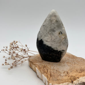 Magischer Schutz & Intuition – Regenbogen-Mondstein mit schwarzem Turmalin