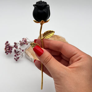 Obsidian-Rose mit goldenem Stängel – Schutz, Tiefe & feminine Stärke
