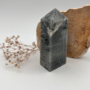 Mystische Klarheit – Labradorit Spitze