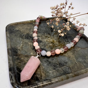 Heart Awakening – Edelsteinkette mit Duftfläschchen aus Rosenquarz