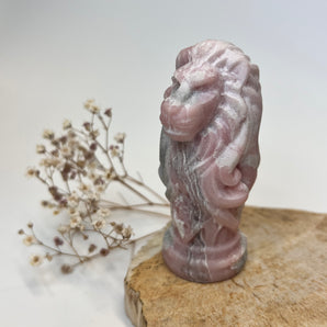 Pink Opal Löwe – Sanfte Stärke & mutiges Herz