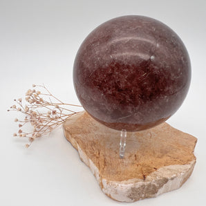 Erdbeerquarz-Kugel – Herzenswärme in Vollendung