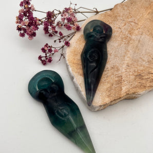 Fluorit-Göttin – Intuition, Klarheit & weibliche Urkraft