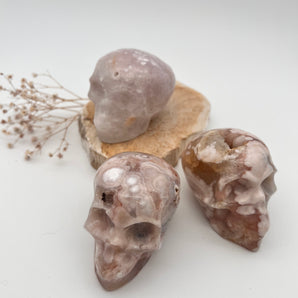 Totenschädel aus Pink Amethyst & Blumenachat – Transformation & Herzheilung vereint