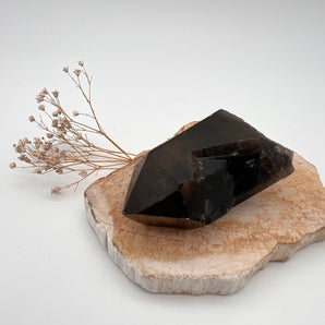 Rauchquarz – geschliffene Rohsteinspitze mit Phantom