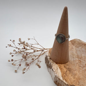 „Mystic Shield“ – Labradorit Ring (925 Silber, verstellbar)