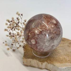 Pink Amethyst Kugel – Herzlicht in sanfter Form