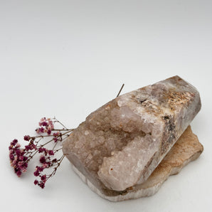 Druzy Achat Turm – Erdung, innere Ruhe & zarter Seelenglanz