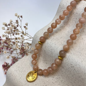 Soft Rebirth – Pfirsichmondstein Kette mit Schutzsymbol & Engelzahl 555