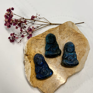 Labradorit Buddha – dein Hüter für Intuition, Schutz & spirituelles Erwachen