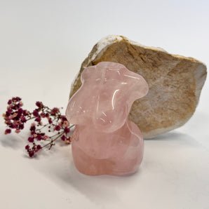 Rosenquarz Curvy Body – dein Symbol für Selbstliebe, Sanftmut & innere Schönheit