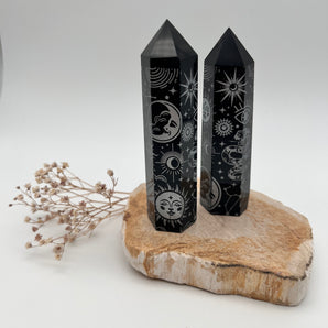 Cosmic Protection – Obsidian Spitze mit Mond & Sternen Gravur