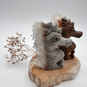 Ocean Light – Seepferdchen Carving aus Bergkristall-Cluster