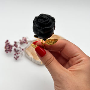 Obsidian-Rose mit goldenem Stängel – Schutz, Tiefe & feminine Stärke