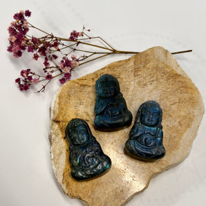 Labradorit Buddha – dein Hüter für Intuition, Schutz & spirituelles Erwachen