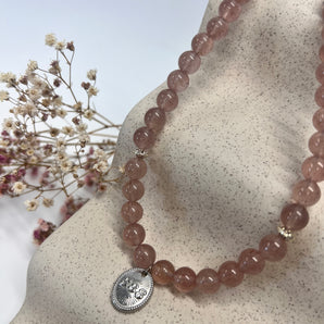 „Divine Bloom“ – Erdbeerquarz Kette mit Engelzahl 888