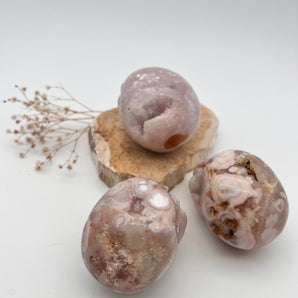 Totenschädel aus Pink Amethyst & Blumenachat – Transformation & Herzheilung vereint