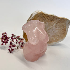 Rosenquarz Curvy Body – dein Symbol für Selbstliebe, Sanftmut & innere Schönheit