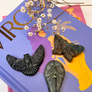 Labradorit Carvings – Magische Begleiter aus Licht und Schatten