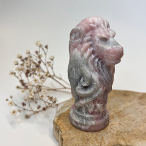 Pink Opal Löwe – Sanfte Stärke & mutiges Herz