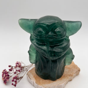 XL Fluorit Baby-Yoda – Weisheit, Intuition & galaktischer Schutz