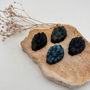 Mystischer Begleiter – Neunschwänziger Fuchs aus Labradorit