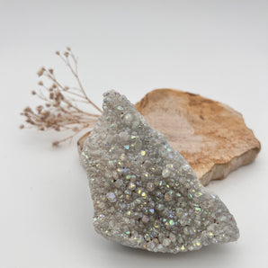 Auraglanz – Regenbogenlicht im Rohstein