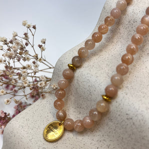 Soft Rebirth – Pfirsichmondstein Kette mit Schutzsymbol & Engelzahl 555