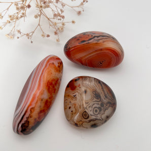 Sardonyx – Handstein für Stärke, Mut & Ausdauer