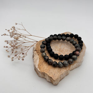 Licht im Dunkeln – Armband-Set aus Yooperlite & Lavastein