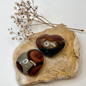 Polychrome Jaspis Herz – Wildheit, Stabilität & lebendige Erdverbundenheit