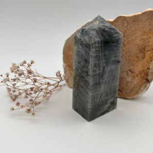 Mystische Klarheit – Labradorit Spitze