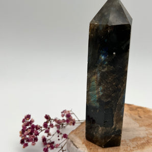 Labradorit Turm – Schutz, Intuition & magische Präsenz