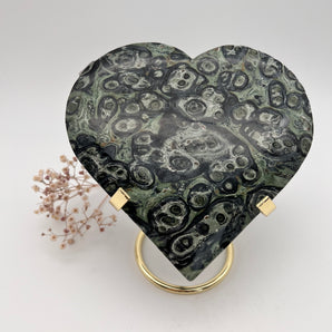 Eldarit Herz – Stärke, Tiefe & Urvertrauen, auf Ständer