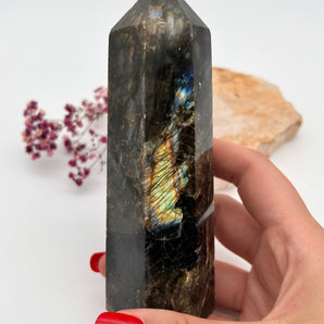 Labradorit Turm – Schutz, Intuition & magische Präsenz