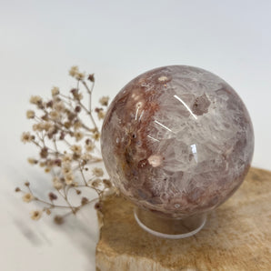 Pink Amethyst Kugel – Herzlicht in sanfter Form