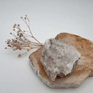 Klarheit pur – Bergkristall-Cluster zur Energieklärung