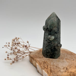 Kiwi Jaspis Spitze – Erdung & Balance