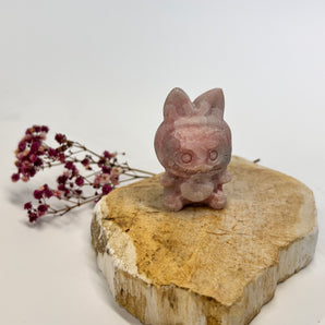 Pink Opal Labubu – dein Herzbegleiter für Sanftmut, Heilung & Geborgenheit