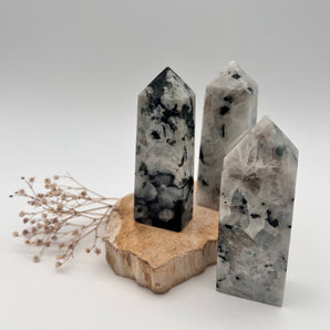 Regenbogenmondstein Turm – Magie & Intuition