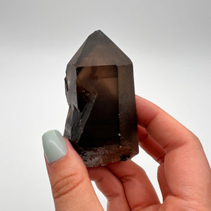Rauchquarz – geschliffene Rohsteinspitze mit Phantom