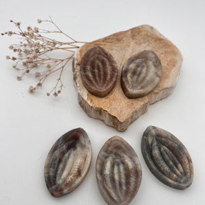 Mondstein Yoni – Weiblichkeit, Intuition & Zyklusharmonie