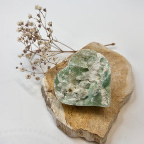 Karibischer Calcit Herz – Sanftmut, Weite & Seelenruhe