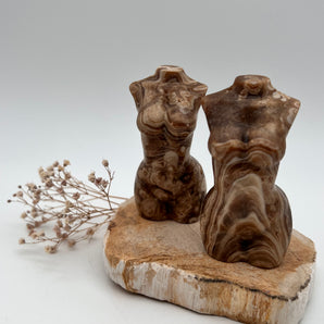 Chocolate Calcit Göttinnenfigur – Erdung, Geborgenheit & kreative Kraft