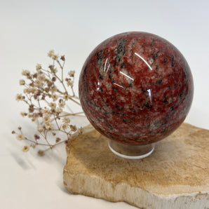 Rote Marmor Kugel – Ruhe, Kraft & Rückverbindung