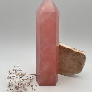 Große Rosenquarz-Spitze – Herzheilung & sanfte Stärke